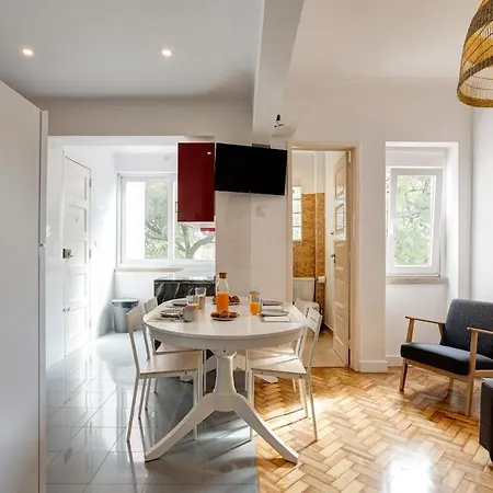 Bright Tailor Made Flat With Ac In Areeiro * Lisboa