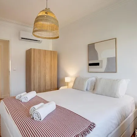 Bright Tailor Made Flat With Ac In Areeiro
