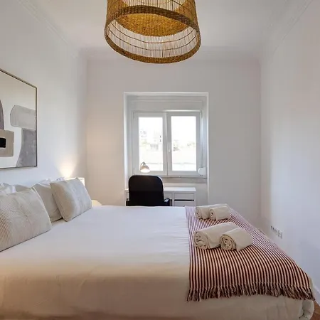 Bright Tailor Made Flat With Ac In Areeiro Apartmán *