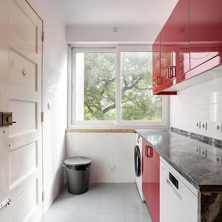 Bright Tailor Made Flat With Ac In Areeiro Διαμέρισμα