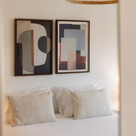 Bright Tailor Made Flat With Ac In Areeiro *