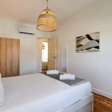 Bright Tailor Made Flat With Ac In Areeiro * Lisboa