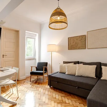 Bright Tailor Made Flat With Ac In Areeiro