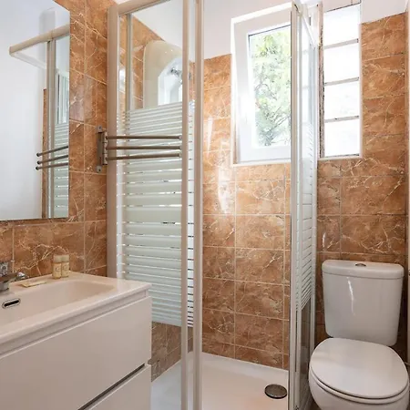 Bright Tailor Made Flat With Ac In Areeiro *