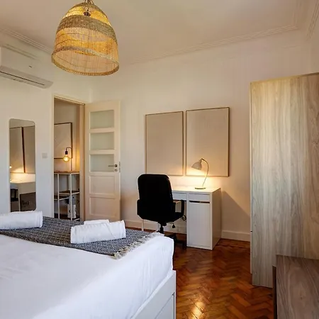 Bright Tailor Made Flat With Ac In Areeiro