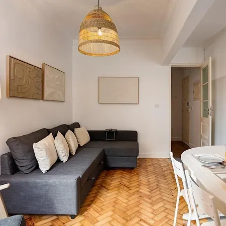 Bright Tailor Made Flat With Ac In Areeiro