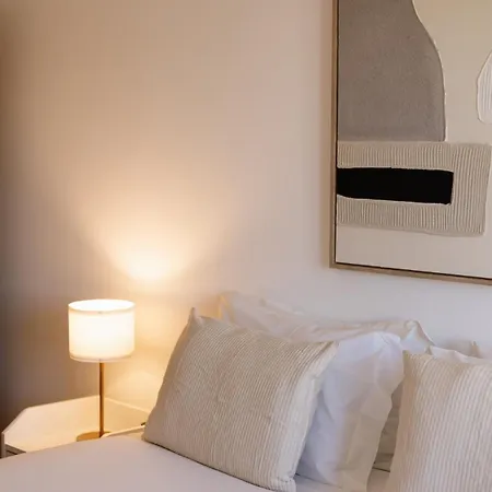 Bright Tailor Made Flat With Ac In Areeiro Lisboa