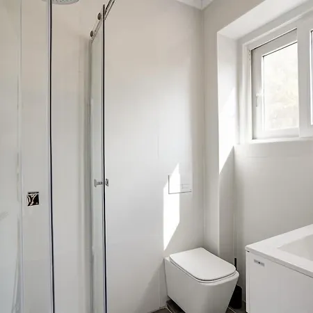 Bright Tailor Made Flat With Ac In Areeiro Lisboa